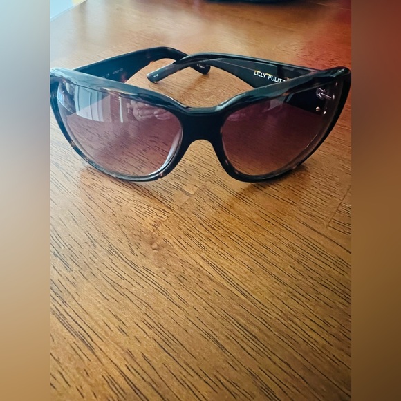 Lilly Pulitzer Brown Tortoise Shell Sunglasses with bamboo detailing - Picture 3 of 5